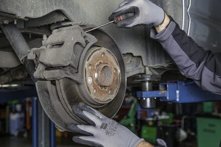 Mecanic lucrând într-un service auto
